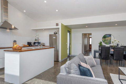 Walk To Salamanca, Queens Cottage LUX 3bdm Queens Cottage - Port Augusta Accommodation 1