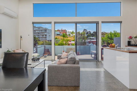 Walk To Salamanca, Queens Cottage LUX 3bdm Queens Cottage - Port Augusta Accommodation 2