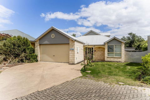 WALKIN' ON SUNSHINE - Port Augusta Accommodation 0