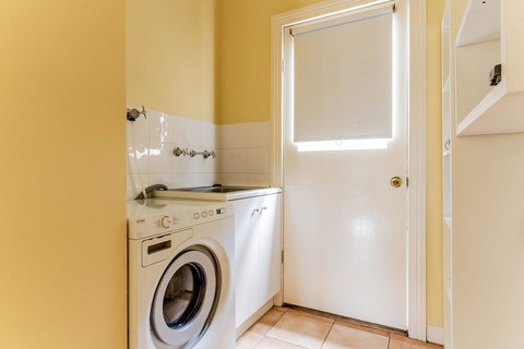 WALKIN' ON SUNSHINE - Port Augusta Accommodation 3