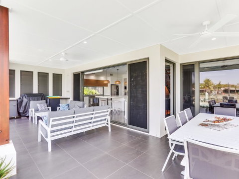 WATERFRONT HOME BORDERING MOOLOOLABA - Port Augusta Accommodation 2