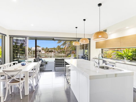 WATERFRONT HOME BORDERING MOOLOOLABA - Port Augusta Accommodation 3