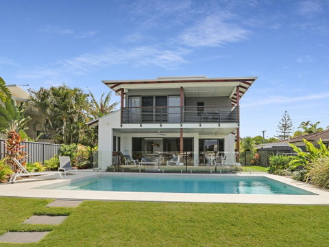 WATERFRONT HOME BORDERING MOOLOOLABA - Port Augusta Accommodation 0