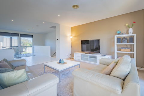 Stylish 3 Bedroom Townhouse - Free Parking - Port Augusta Accommodation 1