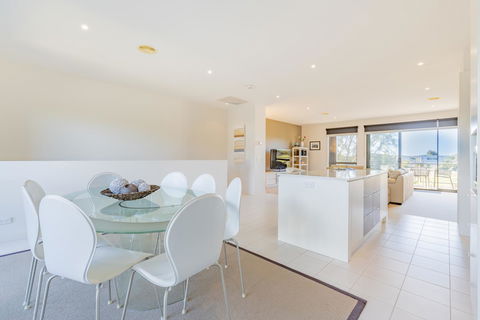 Stylish 3 Bedroom Townhouse - Free Parking - Port Augusta Accommodation 14