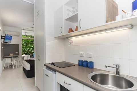 By The Sea Port Douglas - Port Augusta Accommodation 13