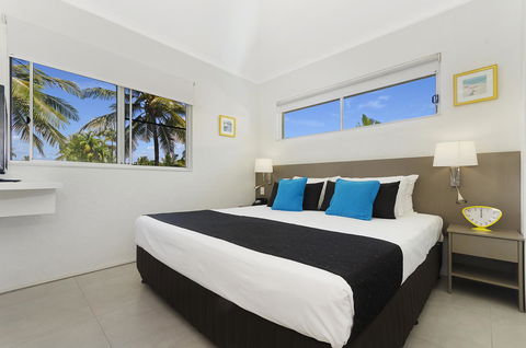 By The Sea Port Douglas - Port Augusta Accommodation 17