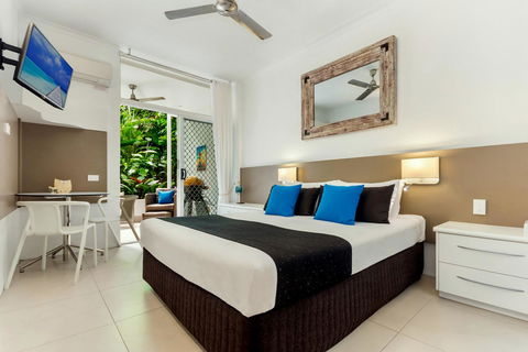 By The Sea Port Douglas - Port Augusta Accommodation 11