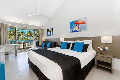 By The Sea Port Douglas - Port Augusta Accommodation 4