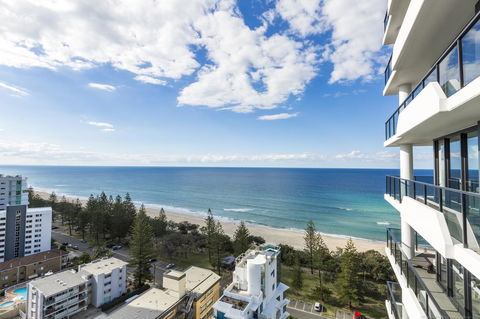 Boardwalk Burleigh Beach - Official - Port Augusta Accommodation 27