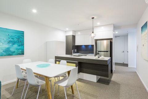 Boardwalk Burleigh Beach - Official - Port Augusta Accommodation 8