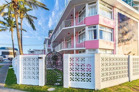 The Pink Hotel Coolangatta - Port Augusta Accommodation 1