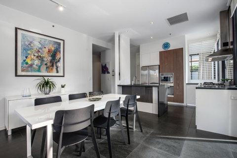 Ultra Broadbeach - Port Augusta Accommodation 24
