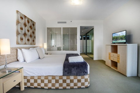 Ultra Broadbeach - Port Augusta Accommodation 37