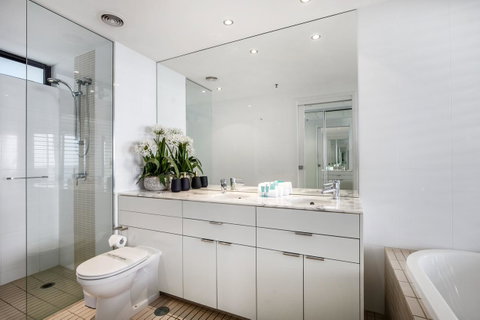 Ultra Broadbeach - Port Augusta Accommodation 14