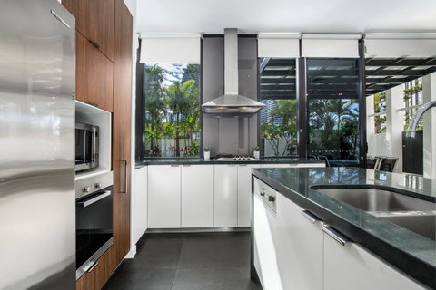 Ultra Broadbeach - Port Augusta Accommodation 25