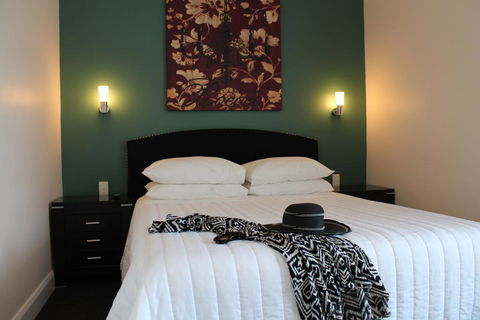 Whale Inn & Restaurant - Port Augusta Accommodation 0