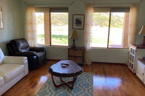 Whispering Palms - Port Augusta Accommodation 3
