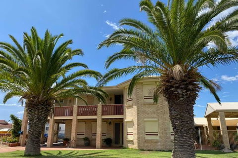 Whispering Palms - Port Augusta Accommodation 0