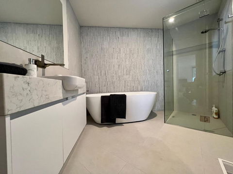 Architect Designed 4 Bedroom With Ocean Views From Every Room - Port Augusta Accommodation 3
