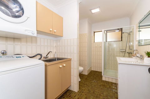 Spacious Family Unit With Incredible Views. - Port Augusta Accommodation 13