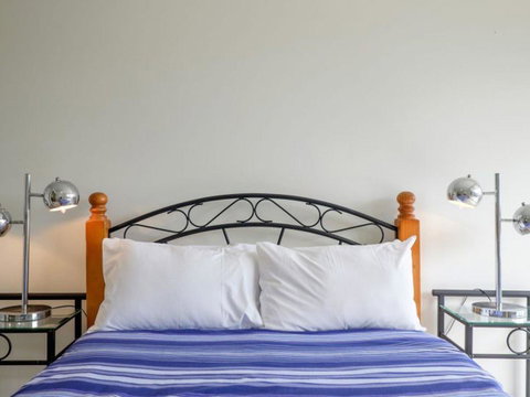 Mooloomba Five - Port Augusta Accommodation 17
