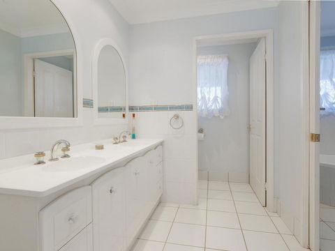 'GrandView', 10 Grandview Close - Huge House With Water Views, Aircon, WIFI, Netflix, Foxtel & Billiard Table - Port Augusta Accommodation 3