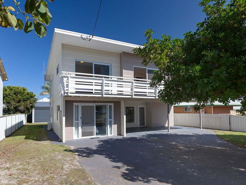 'SeaHaven', 2 Richardson Ave - Large Home With Aircon, Smart TV, WIFI, Netflix & Boat Parking - Port Augusta Accommodation 0