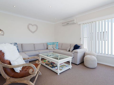 'SeaHaven', 2 Richardson Ave - Large Home With Aircon, Smart TV, WIFI, Netflix & Boat Parking - Port Augusta Accommodation 2