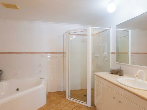 1 'Peninsula Waters', 2-4 Soldiers Point Road - Aircon, Pool & Massive Outdoor Area - Port Augusta Accommodation 2