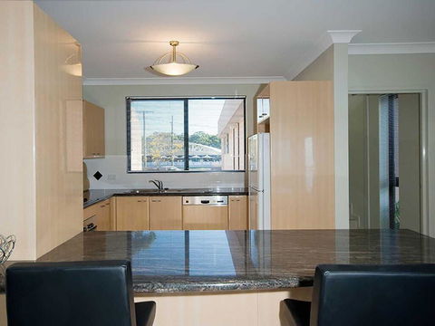 1 'Seaside Splendour' 137 Soldiers Point Road - Beautiful Unit On The Waterfront - Port Augusta Accommodation 3