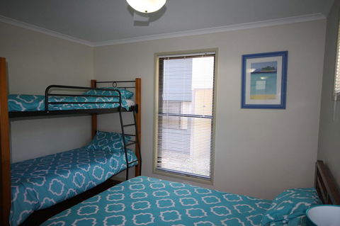 1 Naiad Court - Lowset Family Home With Swimming Pool And Covered Deck. Pet Friendly - Port Augusta Accommodation 0