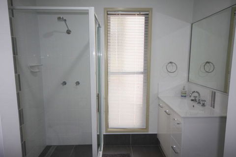 1 Naiad Court - Lowset Family Home With Swimming Pool And Covered Deck. Pet Friendly - Port Augusta Accommodation 3