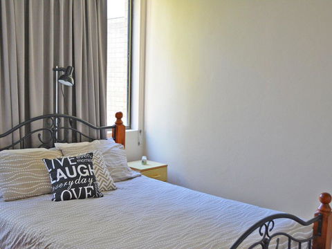 15 'Harbourside' 3-7 Soldiers Point Road - Right On The Waterfront - Port Augusta Accommodation 2