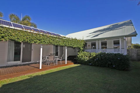 16 Beachway Pde, Marcoola: Linen Incl, WiFi, Pet Friendly, A/Cond. 500 BOND - Port Augusta Accommodation 1