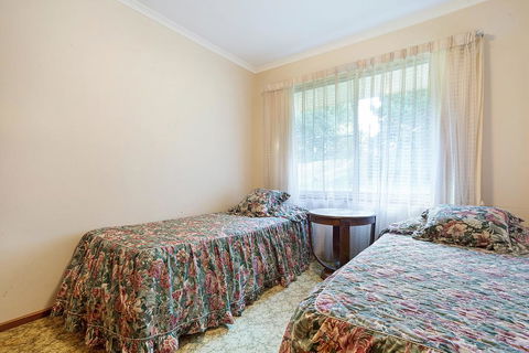 2 Water Crescent - Retro Haven - Port Augusta Accommodation 1