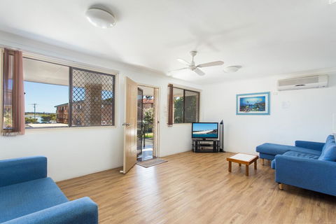 26 Wallis View - Opposite The Lake - 3 Bedroom Apartment - Sleeps 8 - Port Augusta Accommodation 1