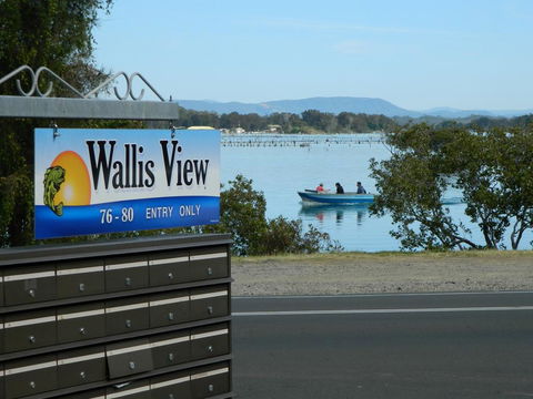 26 Wallis View - Opposite The Lake - 3 Bedroom Apartment - Sleeps 8 - Port Augusta Accommodation 0