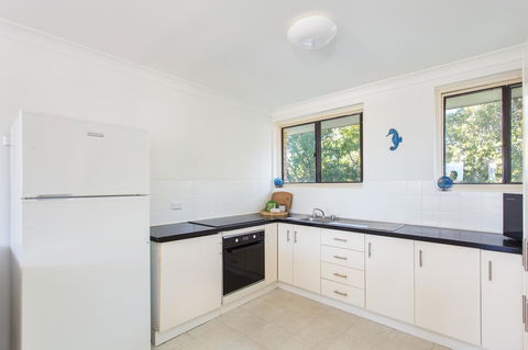 26 Wallis View - Opposite The Lake - 3 Bedroom Apartment - Sleeps 8 - Port Augusta Accommodation 3