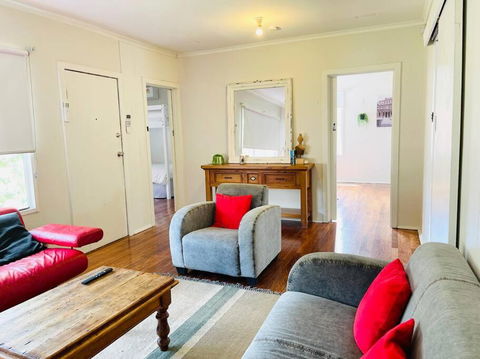 D122 Lovely London Home - Port Augusta Accommodation 0
