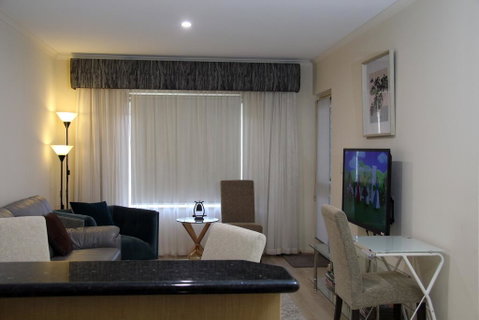 ADELAIDE CBD APARTMENT - 3BR, 2BATH & CARPARK - Port Augusta Accommodation 1