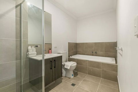 Dual Key 5BR Family Home With Stunning Interior - Port Augusta Accommodation 1