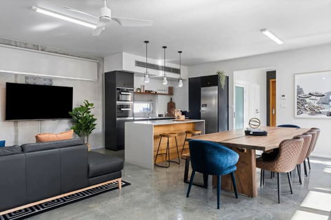 Exquisite Beachside Mansion - Port Augusta Accommodation 0