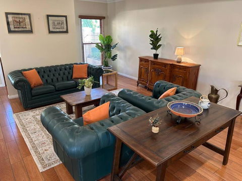 Grand Retreat In Peaceful Street - Port Augusta Accommodation 0