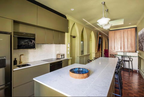 Luxury Space In Victorian Mansion. Hot Tub! - Port Augusta Accommodation 3