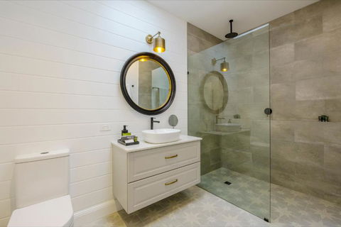 MAIN STREET RETREAT - King BRs, Comp Minibar, Breakfast Prov, Fireplaces - Port Augusta Accommodation 2