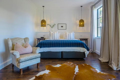 MAIN STREET RETREAT - King BRs, Comp Minibar, Breakfast Prov, Fireplaces - Port Augusta Accommodation 0