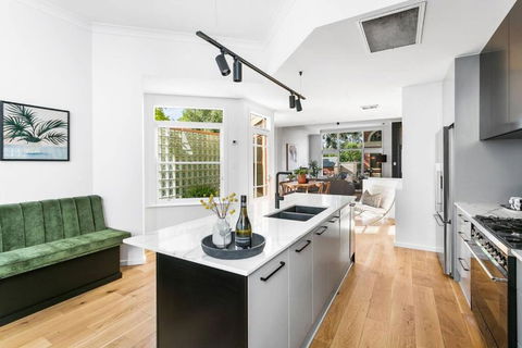 MANHATTAN STYLE 3 STORY LUXURY IN ST PETERS - Port Augusta Accommodation 0