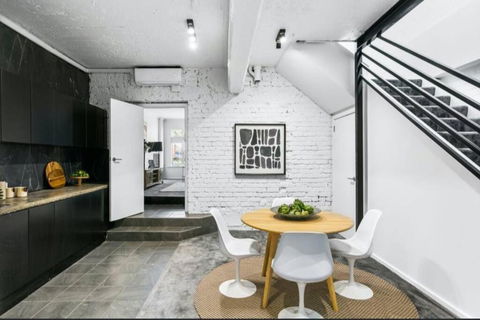 MANHATTAN STYLE 3 STORY LUXURY IN ST PETERS - Port Augusta Accommodation 1