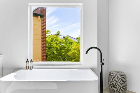 MANHATTAN STYLE 3 STORY LUXURY IN ST PETERS - Port Augusta Accommodation 2